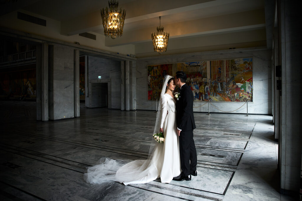Bryllups fotografi i en hall