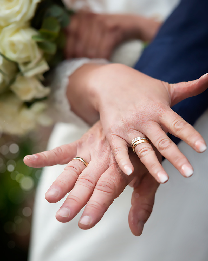 Bryllups bilde av vielses ringene